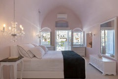 Close to public transport, the airport, the city center, beaches and art and cul  Dantelo Three-Bedroom Villa Hot Tub-Pink Residence Entire villa vacation rental 42085141
