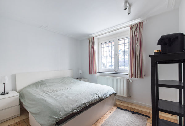 Grande chambre idéalement située dans un quartier calme à coté du parc Josaphat. Schaerbeek, Belgium Grande Chambre lumineuse à côté du parc Josaphat Private room in rental unit vacation rental 42714706