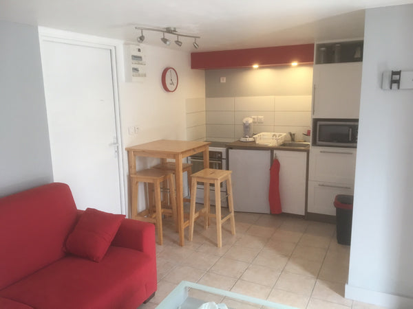 Appartement en rez de jardin aménagé avec goût au rdc de notre maison. Totalemen Le Bouscat, France Joli et agréable T2 en Rez de jardin au calme Entire guesthouse vacation rental 32851457