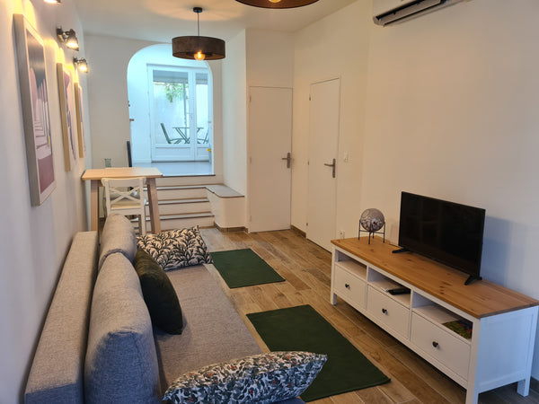 Ce logement parfaitement situé offre un accès facile à tous les sites et commodi  Charmant logement (T2) avec patio et bien placé. Entire vacation home vacation rental 610596285922520833