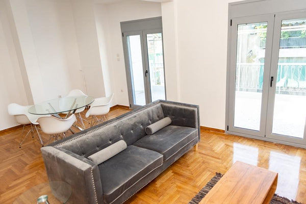 Fully refurbished apartment in a vintage building downtown Athens. Two large bed Melissia, Greece 80 sq.m 2 beds 2 baths Athens center full of light Entire condo vacation rental 634423176413902395