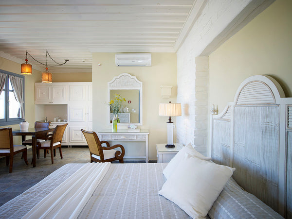 Elegant Luxury Accommodation with an open -space Junior Suites with a sitting ar  Junior Suite by Porto Kea Entire rental unit vacation rental 9603189