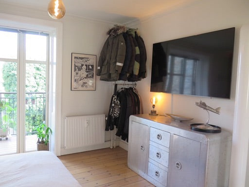 Lejligheden ligger i starten af Nørrebro, 2 minutters gang fra Søerne. Den rumme Copenhagen, Denmark Skøn lys lejlighed, tæt på Københavns centrum. Entire condo vacation rental 622449775954604207