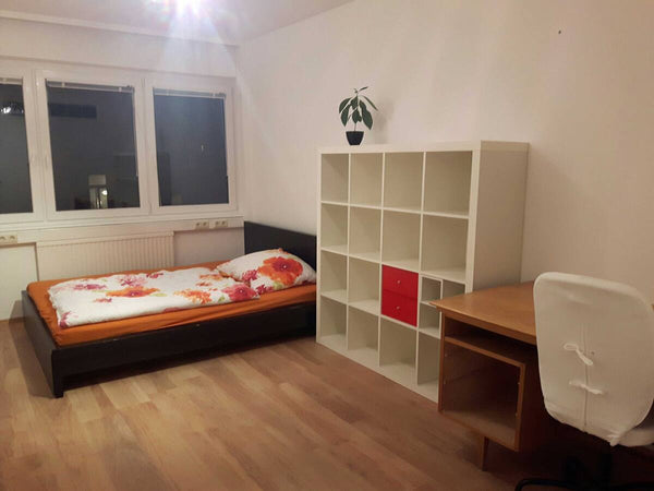 Das freie Zimmer ist mittelgroß, minimalistisch eingerichtet und durch die riesi  Helles, ruhiges Zimmer im 8. Bezirk Private room in rental unit vacation rental 45991909