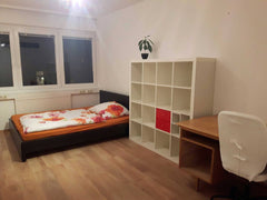 Das freie Zimmer ist mittelgroß, minimalistisch eingerichtet und durch die riesi  Helles, ruhiges Zimmer im 8. Bezirk Private room in rental unit vacation rental 45991909