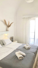 Villa Maina has a great location just 50 meters from the famous beach of Kamari   Δωμάτιο με θέα στην θάλασσα, Villa Maina(tzortzis) Room in hotel vacation rental 50794797