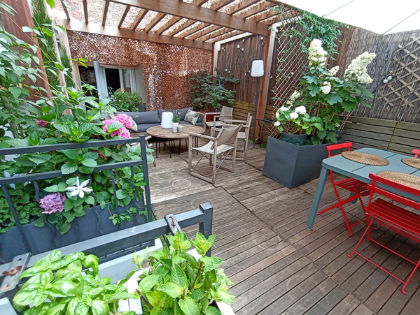Fully self-contained city house. Two storey.  Very quiet . Garden terrace , away Paris, France Eiffel Tower- Charming Townhouse Entire home vacation rental 1368596