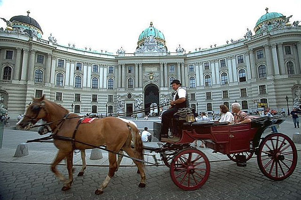 Stroll along the lovely Danube Canal to the historic city centre (UNESCO World H Vienna, Austria Cozy Apartment near Centre + Wi-Fi Entire rental unit vacation rental 690832