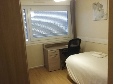 Au pied du Tram A (15mn du centre de Bordeaux)  chambre avec lit+ coffre Ikéa 1   Proche Tram chambre 1 pers + chauffeuse d'appoint Private room in rental unit vacation rental 23097039