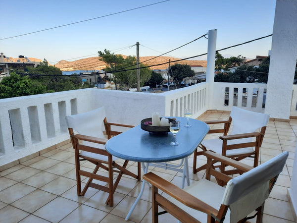 Autonomous 1st-floor apartment with a large terrace and a balcony in the center  Athens, Greece Έλενα - Αυτόνομο διαμέρισμα στην Πλάκα Λασιθίου. Entire vacation home vacation rental 4548463