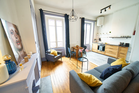 Bel appartement entièrement rénové, situé dans le quartier de la Part Dieu Ville Lyon, France Le petit Saint Antoine- studio rénové-Part Dieu Entire rental unit vacation rental 48191828