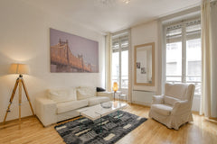 Welcoming apartment located in the centre of the Presqu'île in a shopping street Lyon, France Beautiful apartment - Lyon hyper center Entire rental unit vacation rental 44135169