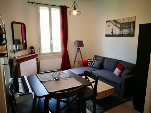 Bonjour,<br /><br />L’appartement de 53 m2 est en plein coeur de Bordeaux entre  Bordeaux, France T3 refait à neuf, calme, centre ville avec jardin Entire rental unit vacation rental 35674364