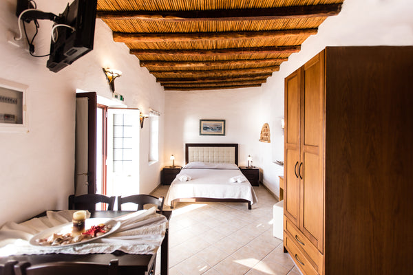 The 3 luxurious recently refurbished traditional houses are separated by the chu Greece Akrotiri-Traditional house by the sea (beige) Cycladic home vacation rental 31689396