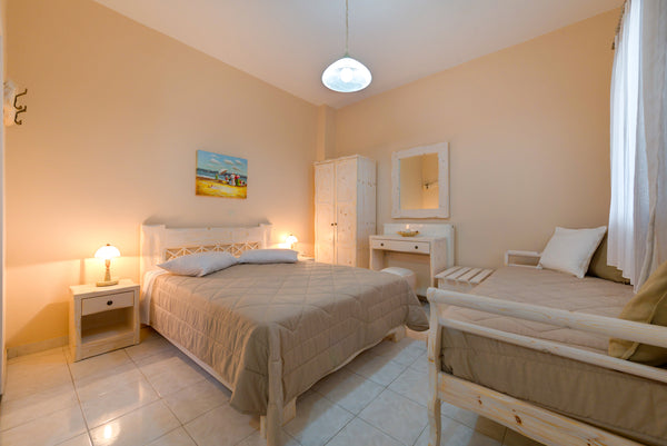 Villa Aegeon studio for 3 peolpe with kitchen.our studio  located in Megalochori Megalochori, Greece 