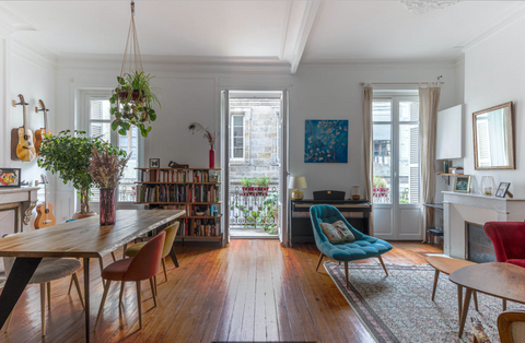 A deux pas de la jolie place Saint-Eulalie, nous vous proposons notre appartemen Bordeaux, France Magnifique appartement traversant Centre Bordeaux Entire rental unit vacation rental 44110042