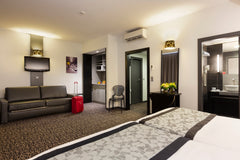 This large studio, with a surface area of 45 m2, has two single beds or a double  Studio Executif 3pers 45m2 proche centre Bruxelles Room in hotel vacation rental 646186290561611963