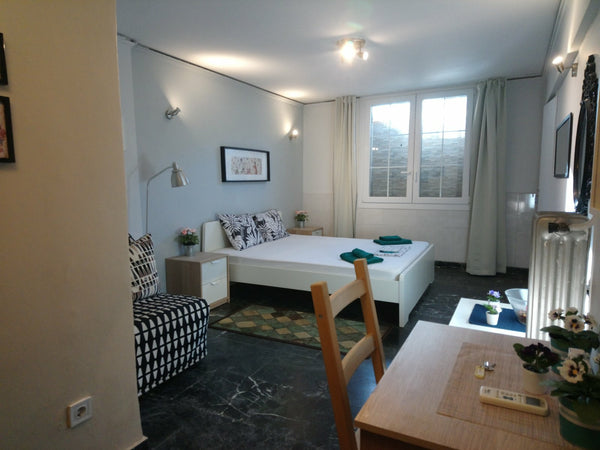 A semi-underground studio in the heart of Athens. Only 5 minutes walking from th Israel Cozy Athenian studio next to syntagma-monastiraki. Entire condo vacation rental 40101463