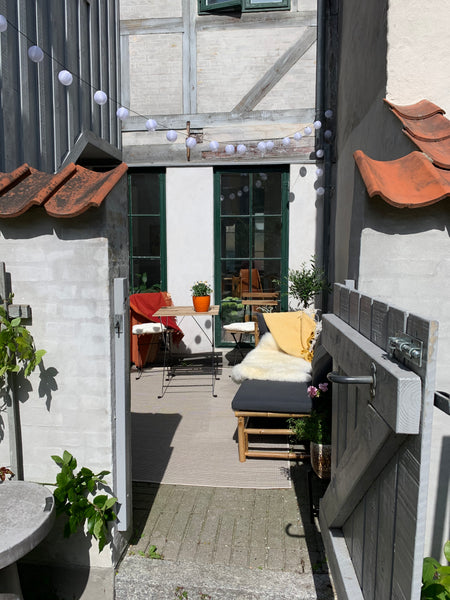 Unikt byhus fra 1704  med kunst og danske designmøbler i en af de ældste og smuk  Historisk og kunsterisk byhus med skøn gårdhave Entire home vacation rental 10432016