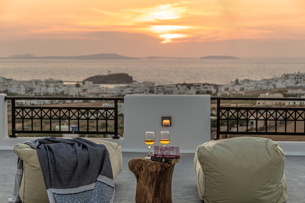 The Naxian View Luxury Suite with Outdoor Jacuzzi is located in Agios Polikarpos Naxos, Greece Naxian View Luxury Suite with Outdoor Jacuzzi Entire home vacation rental 615160378554632333