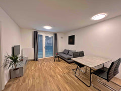Vergiss deine Sorgen!<br /><br />Das Apartment liegt nur 5 Minuten von der Stadt Vienna, Austria Neues Apartment mit großem Balkon inkl. Garage! Entire condo vacation rental 53886698