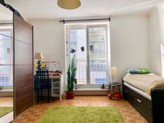Das helle und geräumige Zimmer befindet sich in einer 60m2 großen Wohnung im 1.  Vienna, Austria Bright and spacious room in 10 min. to Naschmarkt Private room in rental unit vacation rental 36273482