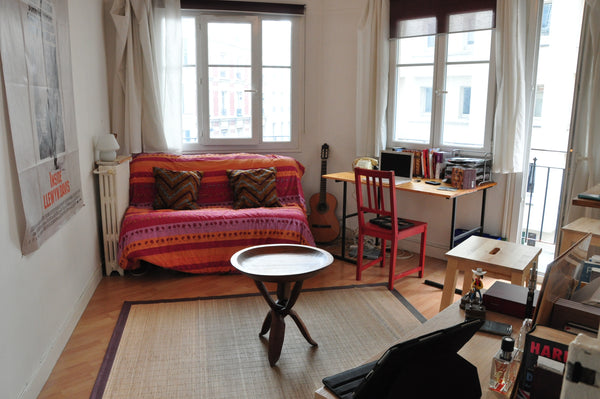 Chambre avec balcon dans appartement de 45m2 environ. Très bien situé, entre la  Paris, France Chambre privée à Paris Centre Private room in rental unit vacation rental 3654490