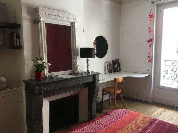 Charmante grande chambre (moulures et cheminée), équipée d'un lit double, une ar Paris, France Proche Montmartre, Paris, France - Chambre privée Private room in rental unit vacation rental 18441522