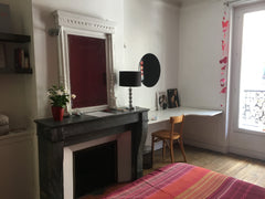 Charmante grande chambre (moulures et cheminée), équipée d'un lit double, une ar Paris, France Proche Montmartre, Paris, France - Chambre privée Private room in rental unit vacation rental 18441522