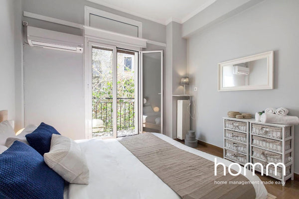 A beautiful apartment located in Koukaki,a central area in the shadow of the Acr Athens, Greece Charming 102m² homm flat next to the Acropolis 2bd Entire rental unit vacation rental 25820464