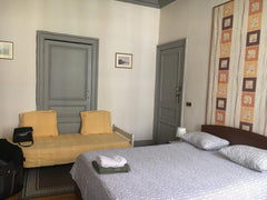 Quiet and spacious room (18 m²)  with a large double bed in a bourgeois house an Brussels, Belgium Chambre jaune Private room in home vacation rental 7772911