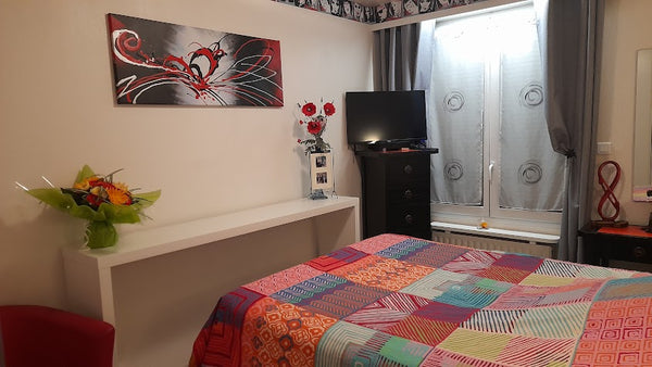 Ce logement parfaitement bien situé juste au-dessus de la station de métro Debou  Chambre à 2 pas du métro Debourg Private room in rental unit vacation rental 770072536200148915