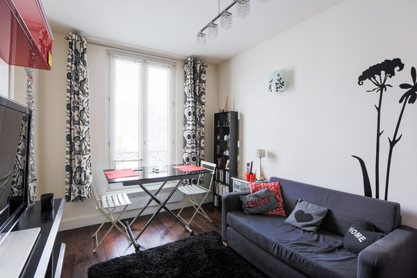 Cet appartement est idéalement situé: au coeur d'une rue très commercante, il do Paris, France Petit appartement dans le 15ème Private room in rental unit vacation rental 960825