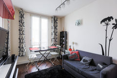 Cet appartement est idéalement situé: au coeur d'une rue très commercante, il do Paris, France Petit appartement dans le 15ème Private room in rental unit vacation rental 960825