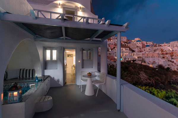 Our Honeymoon House with Caldera View offers the perfect romantic escape in Sant  Helianthus Honeymoon House Cycladic home vacation rental 42117534