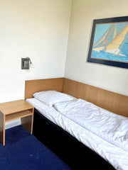 Room with its own bath and a very central location.  Cheap hotelroom for 1 person Room in hotel vacation rental 638416990951898128