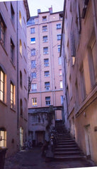 Studio de 28m², avec une chambre en mezzanine et un salon avec un canapé lit ; u Lyon, France Studio charmant au coeur de Lyon Entire rental unit vacation rental 40221992