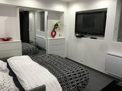 Charmant studio donnant sur une cours calme rénové à neuf par  un architecte.<br Noisy-le-Sec, France Studio Rénové 25m2 , cours privée Entire rental unit vacation rental 10160529