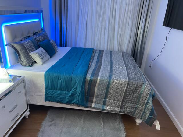 Private Room 2 in Waterfront Newly Renovated Townhome. Walking distance to the E  Home in The Bronx · 1 bedroom · 1 bed · 1 shared bath Private room in home vacation rental 803909163389869172