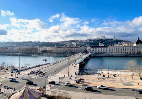 Bel appartement haussmannien situé au bord du Rhône et à 2min à pied de la place Lyon, France Le Magnifique, appartement plein centre avec vue Entire rental unit vacation rental 644505695515560223