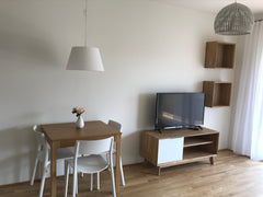 Unsere 2-Zimmer Nichtraucherwohnung mit Terrasse befindet sich in einem komplett Vienna, Austria Helles Appartment in Stadt Nähe Entire rental unit vacation rental 26261812