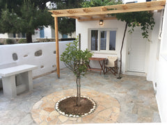 This comfy little house at Barewake's Place is a 28 sq.m. space with both a doub Greece Cosy Apt perfect for romantic getaway by the sea Cycladic home vacation rental 24421388