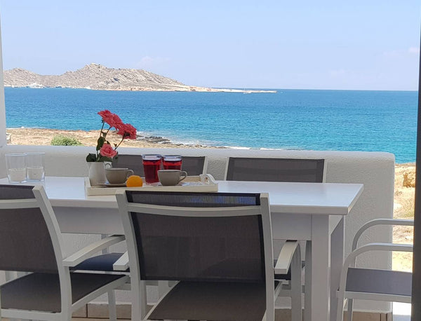 This beautiful house of rare location on the seashore of majestic Naousa in Paro Naousa, Greece Sea Blue House in Naousa, Paros Entire home vacation rental 25075119