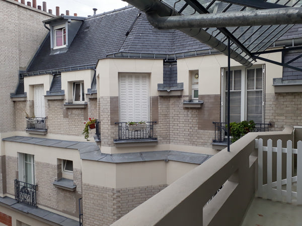 Dans un très bel immeuble style Art Déco de 1927 un petit logement (10m2) posé s Paris, France Les toits de Paris près Batignolles bail mobilité Entire rental unit vacation rental 20261888