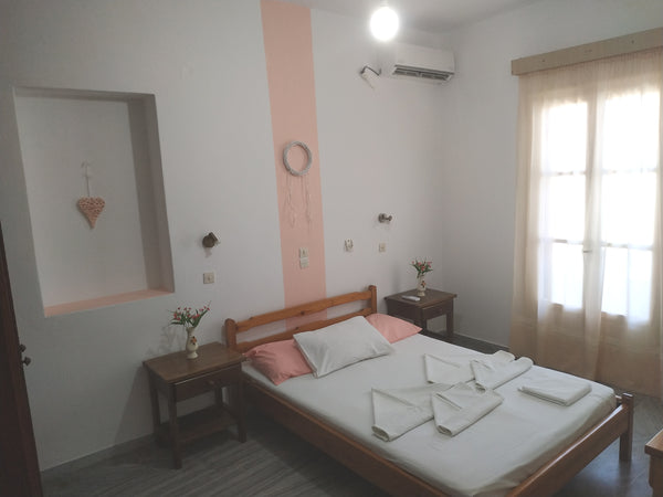 The apartment is open plan and has big a kitchen and a bathroom.The kitchen is f Paros, Greece Μεγάλο διαμέρισμα 30m από την παραλία του Λογαρά Entire rental unit vacation rental 33288364