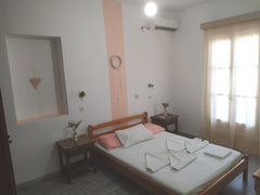 The apartment is open plan and has big a kitchen and a bathroom.The kitchen is f Paros, Greece Μεγάλο διαμέρισμα 30m από την παραλία του Λογαρά Entire rental unit vacation rental 33288364