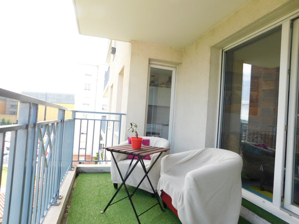 Bonjour à tous,<br />  Cet apparement comprend,dès votre arrivé un salon spacieu Lyon, France Appartement Ensoleillé et proche de Gare Part Dieu Entire rental unit vacation rental 13124034