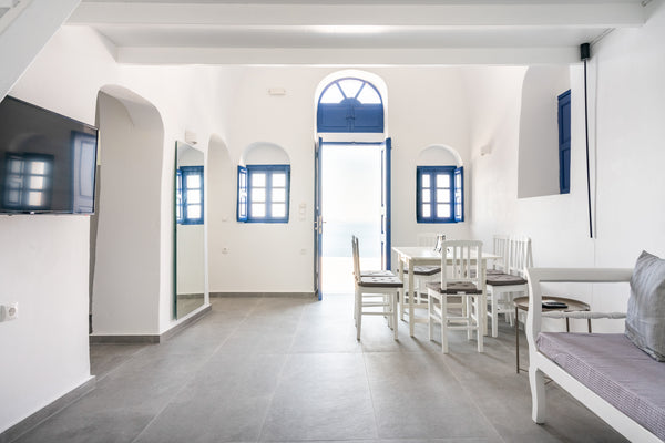 Stay in the heart of Oia in this newly renovated 1 bedroom plus loft cave home.   Beautiful & Modern Cave Home with Loft in Oia Cycladic home vacation rental 642326392025437285