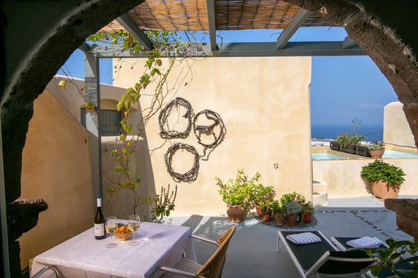 Luxury Italian-owned ground floor apartment in a classic Santorini cave house. T Pordenone, Italy Casa Itaca Fireplace Apartment Entire rental unit vacation rental 20227479