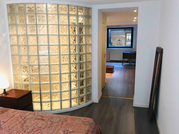 Open space basement flat located in Ixelles just 2mm walk from Chatelain market  Como, Italy YOUR PERFECT PIED A TERRE in Brussels! Entire rental unit vacation rental 13692008